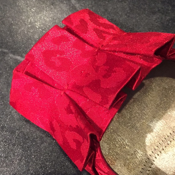 J.Renee Red Braxie jacquard fabric Size 8.5 - Picture 5 of 5